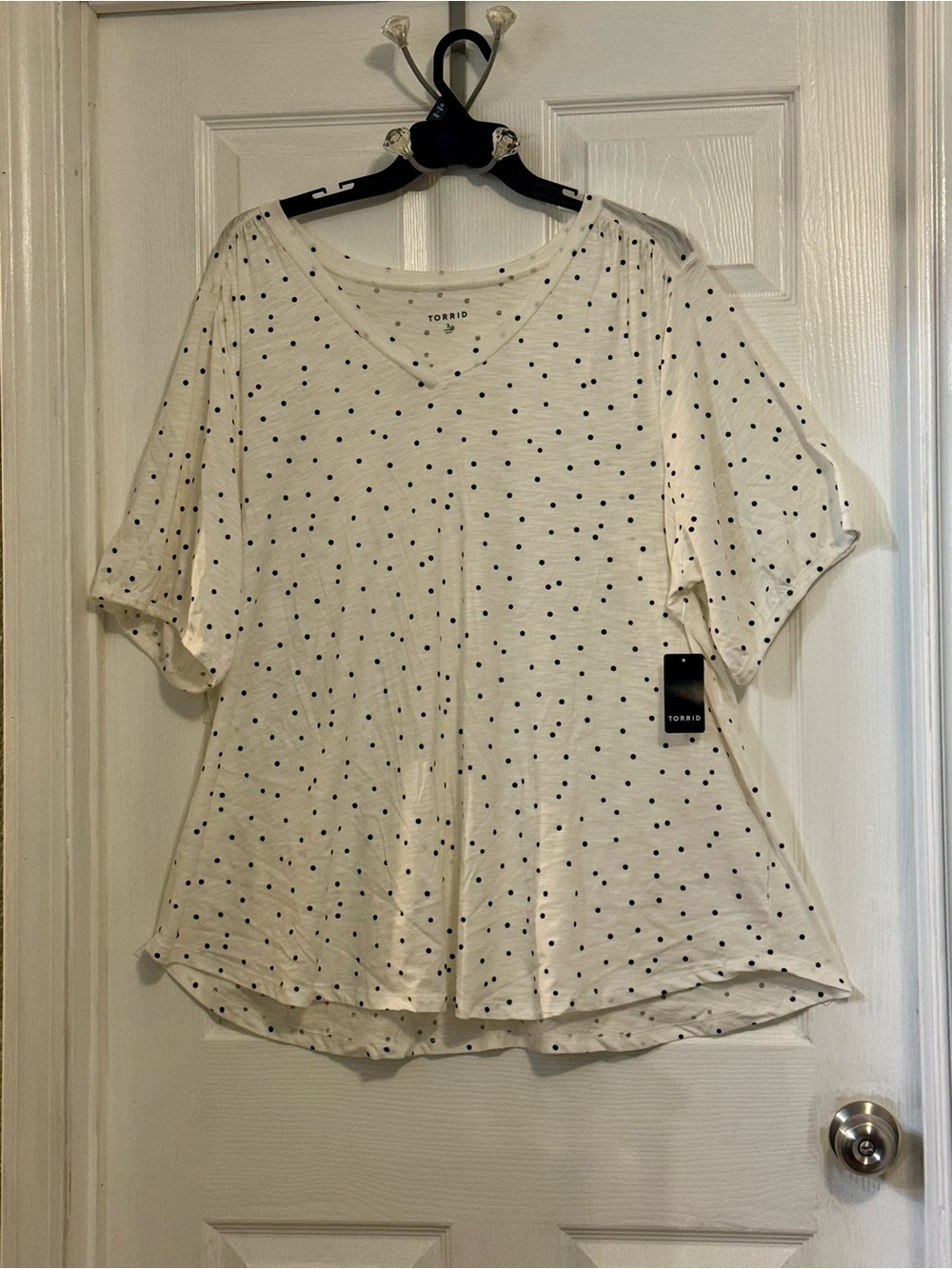 torrid White V-Neck Polka Dot Short Sleeve Tee